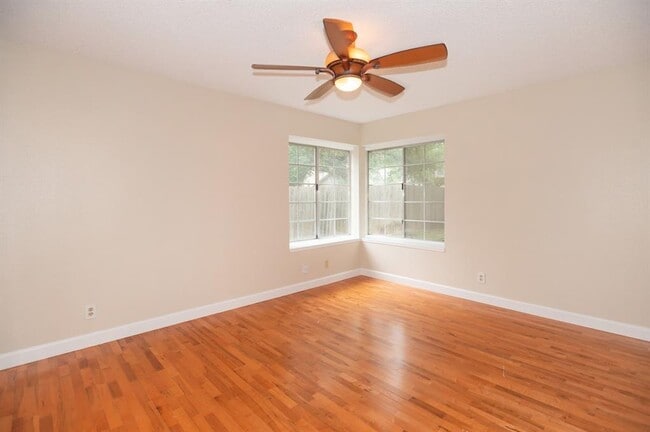 Building Photo - 1004 Kavanagh Dr