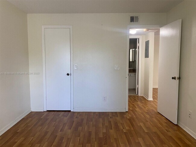 Building Photo - 12980 Vista Isles Dr
