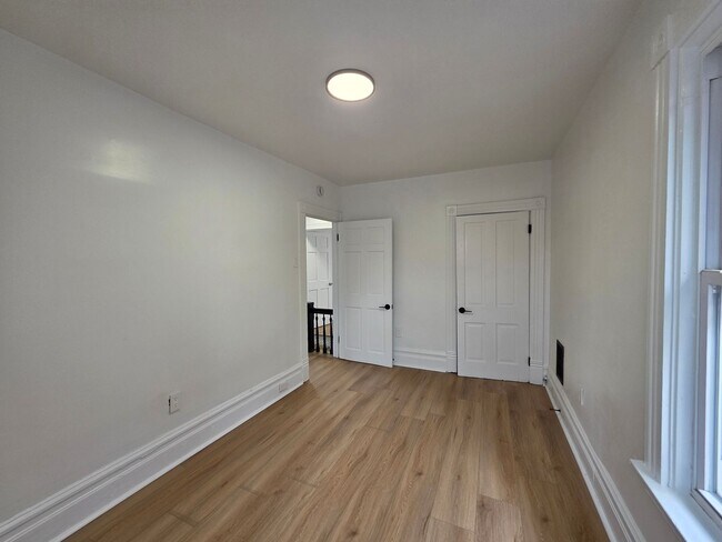 Building Photo - Space 3 bed 1 bath house for rent in Braddock!