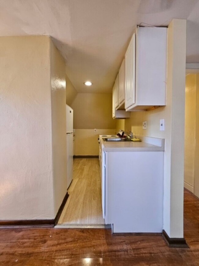 Building Photo - 546 Greenfield Ave