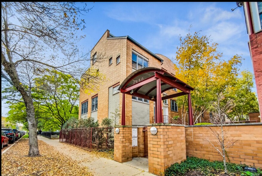 Primary Photo - 2850 N Lakewood Ave