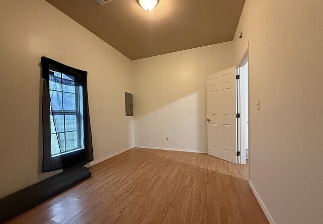 Building Photo - 1324 W Maple St