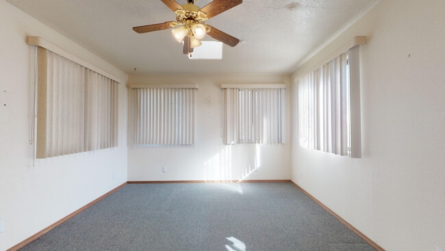 Building Photo - UPTOWN 3/BD 2/BA 1/CP WORKSHOP