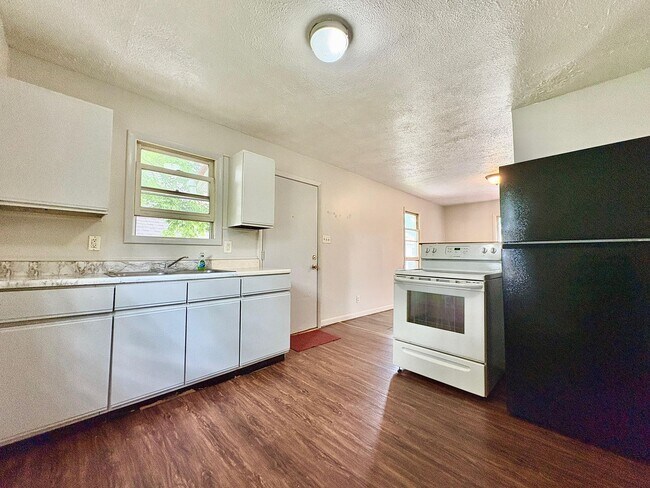 Building Photo - 1335 E Dubail Ave