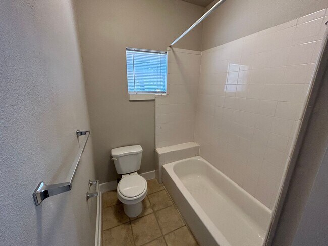 Building Photo - MOVE IN SPECIAL! One Bedroom One Bathroom ...