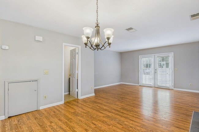 Building Photo - UNCG Area – Chancellors Court Townhomes. W...