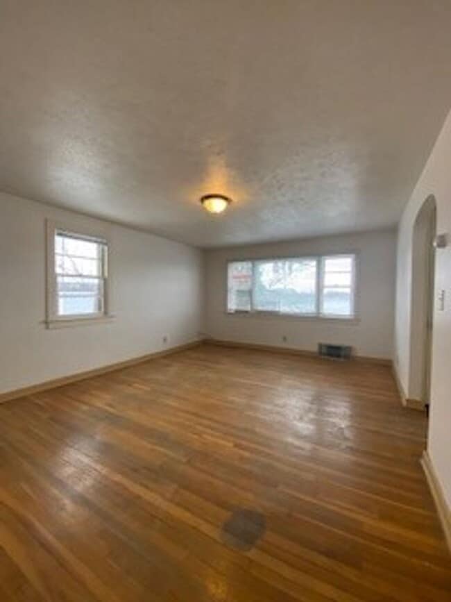 Building Photo - 748 N Lake St