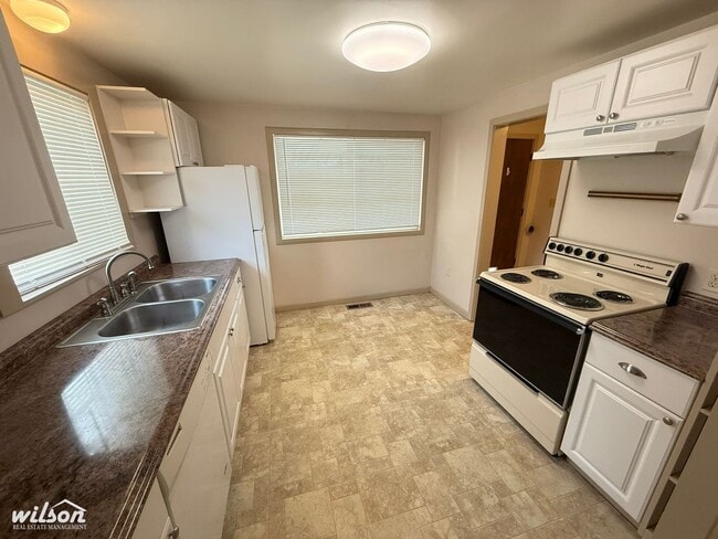 Building Photo - 2 Bed / 1 Bath Single-Level Home with Fenced Yard