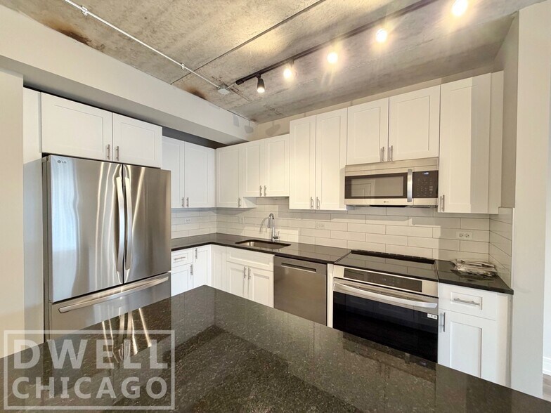 Building Photo - 938 W Carmen Ave