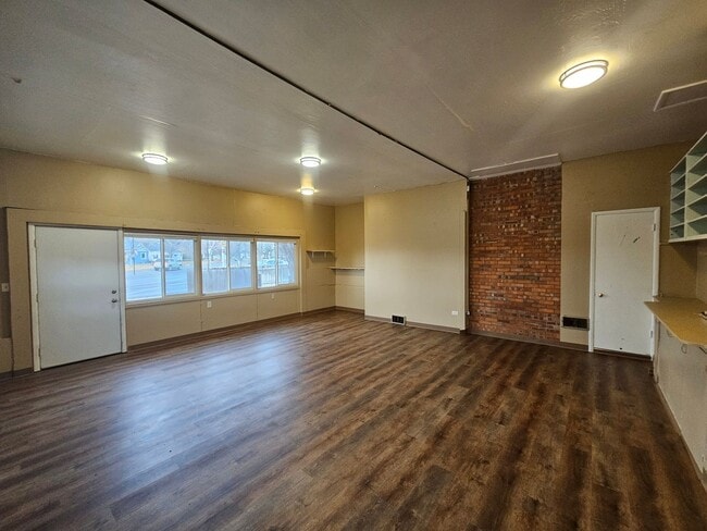 Building Photo - Four Bedroom House Across from Rose Park