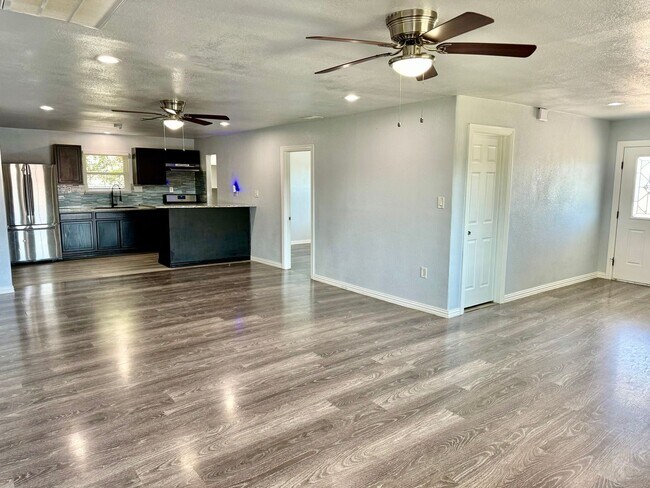 Building Photo - 2618 Creekview Dr