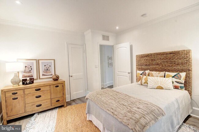 Building Photo - 102 Frederick Ave