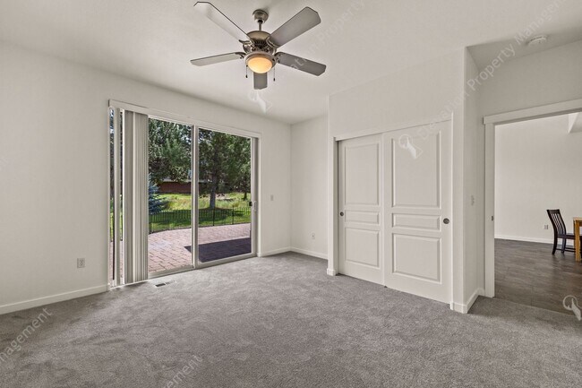 Building Photo - Eagle Crest Townhome Steps to Lakeside Cen...