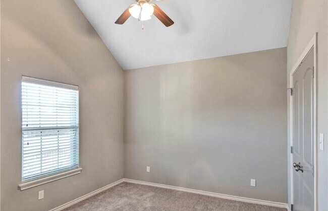 Building Photo - College Station - 3 bedroom / 3 bath Townhome, covered patio & back yard with one car garage.