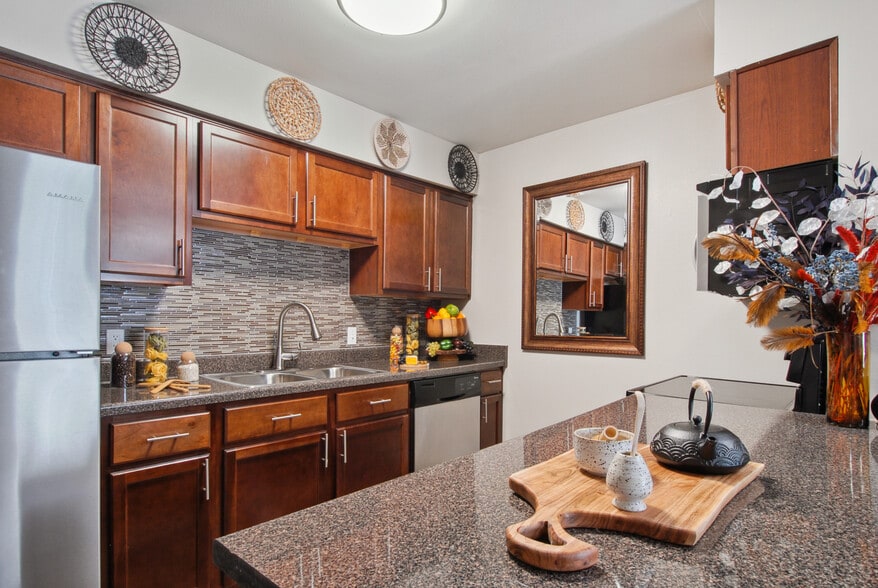 Primary Photo - Emerald Pointe