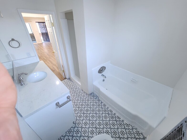 Building Photo - 1414 S Orange Grove Ave