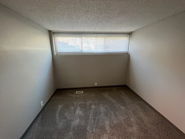 Building Photo - Convenient Downtown Location!