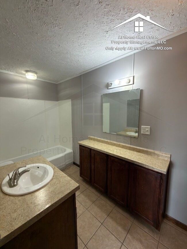 Building Photo - 302 W 6th St