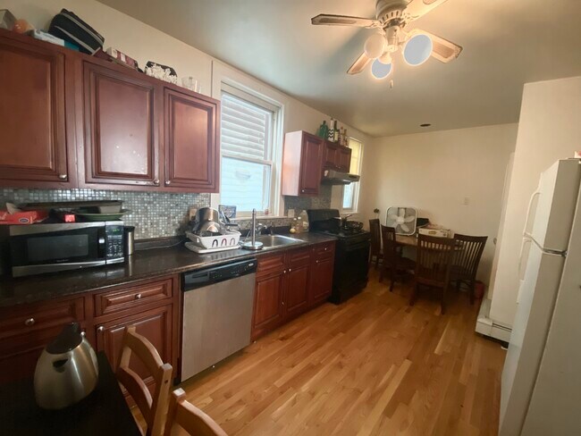 Primary Photo - 1582 Tremont St