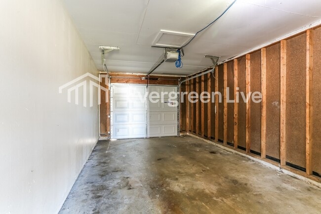 Building Photo - 868 Liverpool Pl