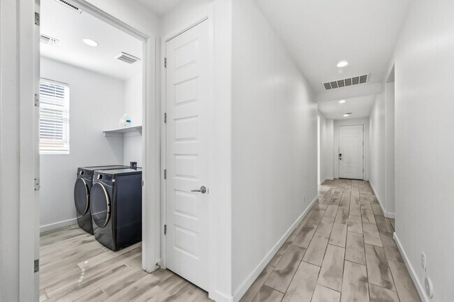 Building Photo - 2053 W Sienna Bouquet Pl
