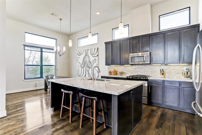 Building Photo - 4106 Marina St