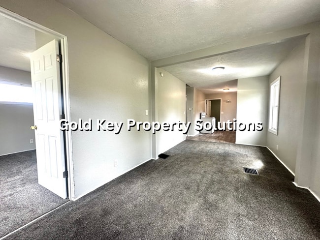 Building Photo - Updated 2BR / 1BR Single Family Home (No S...