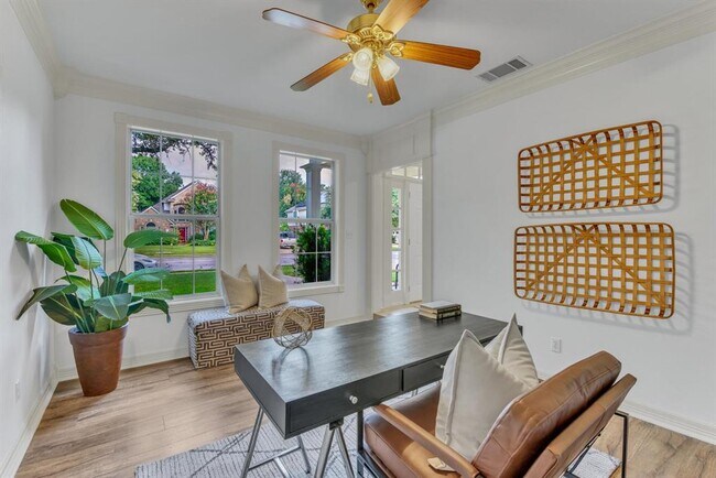 Building Photo - 701 Oaklands Dr
