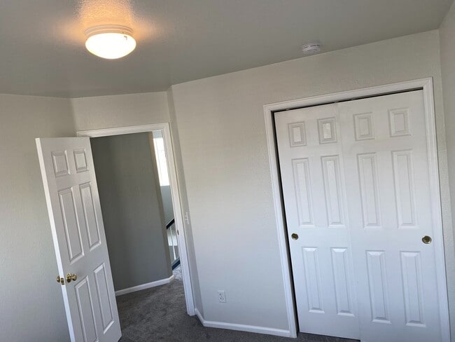 Building Photo - Move In Special 1/2 OFF FIRST MOTNHS RENT! Beautiful Mountain Views / 4 Bedroom Home