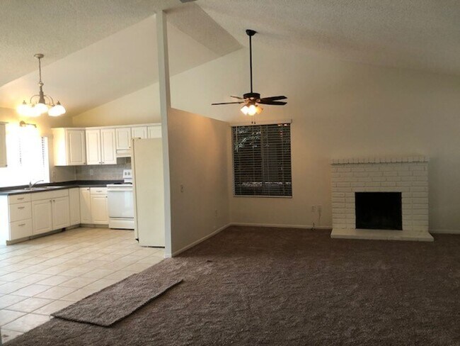 Building Photo - 4 bed-2 bath Single Story House with 2-Car...