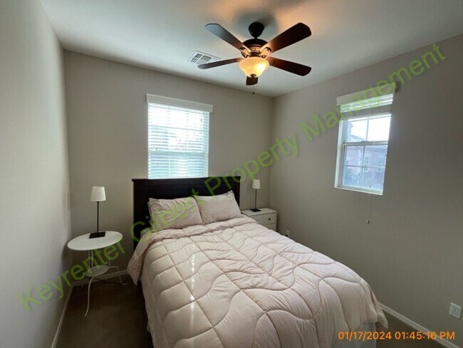 Building Photo - 3 bed/2.5 bath Condo in Gilbert’s Lofts in...