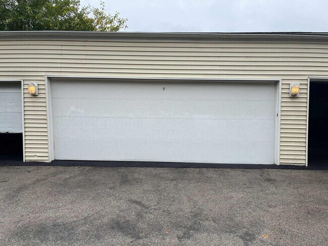 Building Photo - 202 S Waters Edge Dr