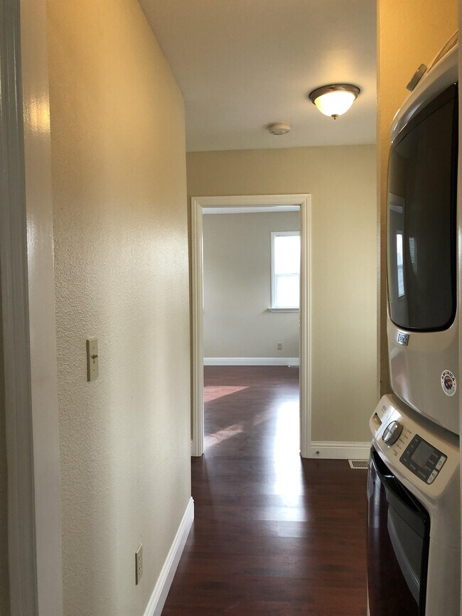 Building Photo - 873 Apgar St