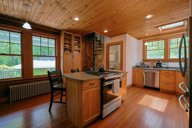 Building Photo - Winter Rental: Tidebend – Exceptional 6-Be...