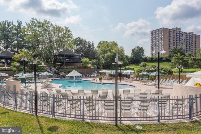 Building Photo - 307 Yoakum Pkwy