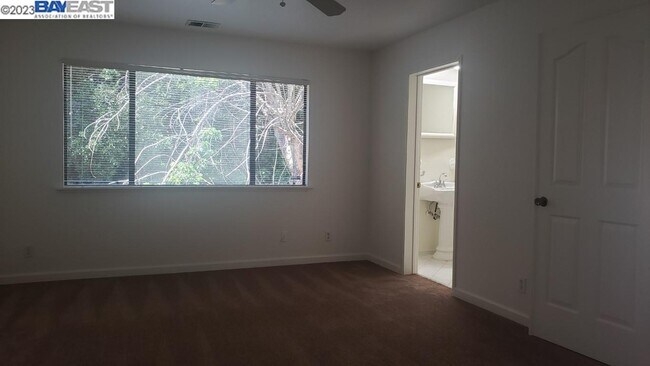Building Photo - 709 Tamarack Dr
