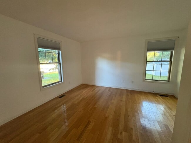 Building Photo - Private Home | 3 Bedroom 2 Bathroom | Huge...