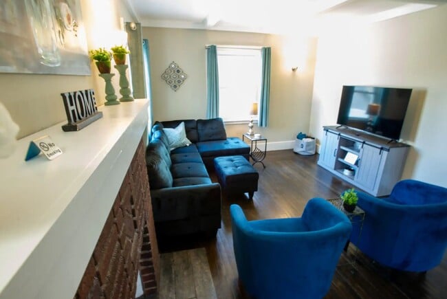 Building Photo - Large Fully Furnished Home, Must See!