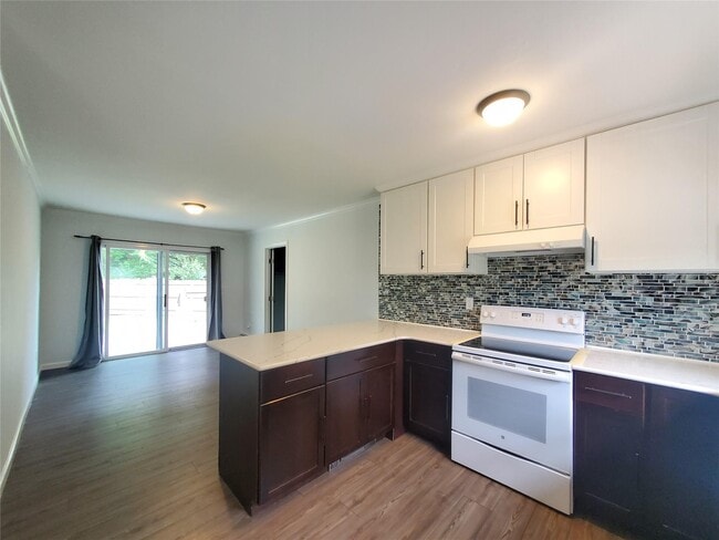 Building Photo - 14 Westcliff Dr