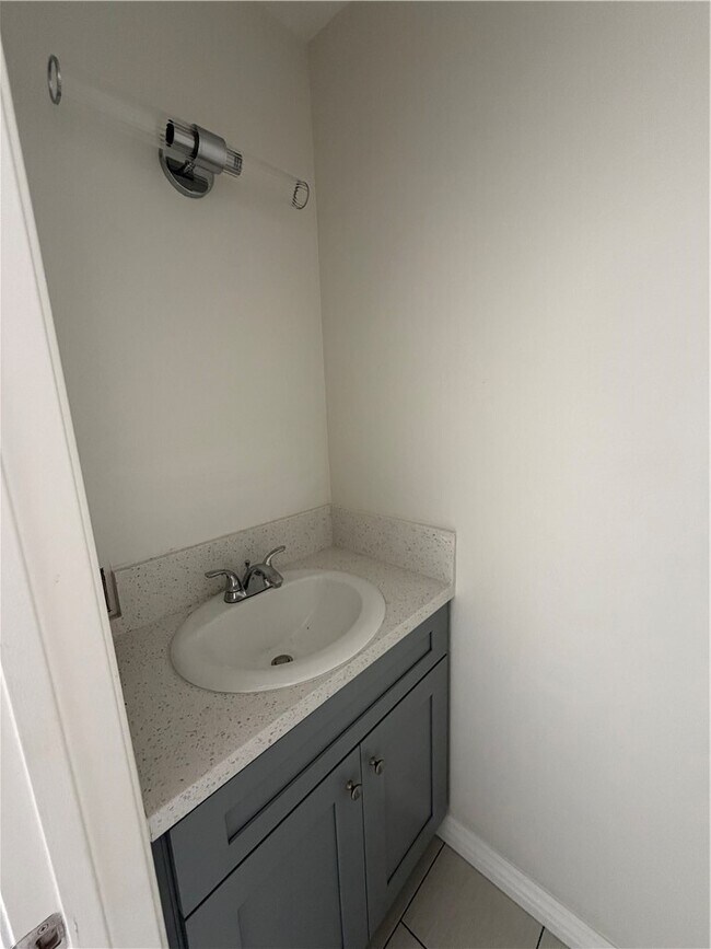 Building Photo - 2052 Lewis Ave