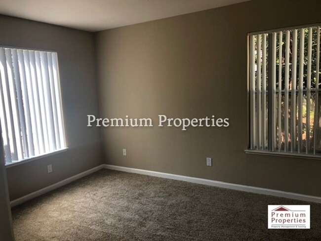 Building Photo - Move-in Ready 2BD/1BA Upper-Level, End Uni...