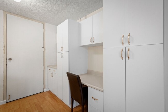 Building Photo - Makiki rental w/parking