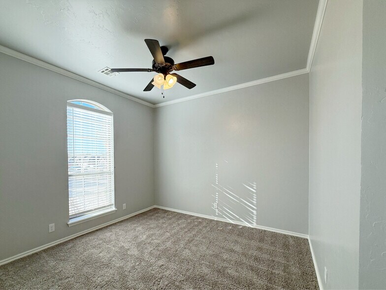 Building Photo - 17040 Hardwood Pl