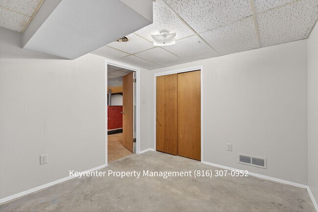 Building Photo - Spacious Florissant Home with Finished Basement & Bar