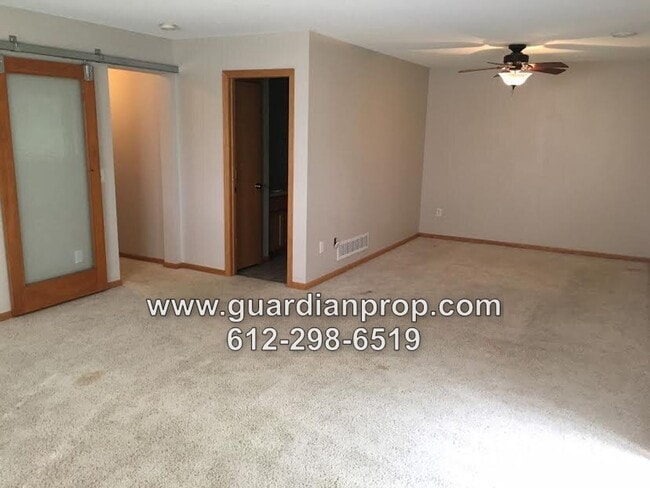 Building Photo - Large End Unit Townhome Available Late April, 2BR + Office, Vaulted Ceilings, 3 Bath, Family Room