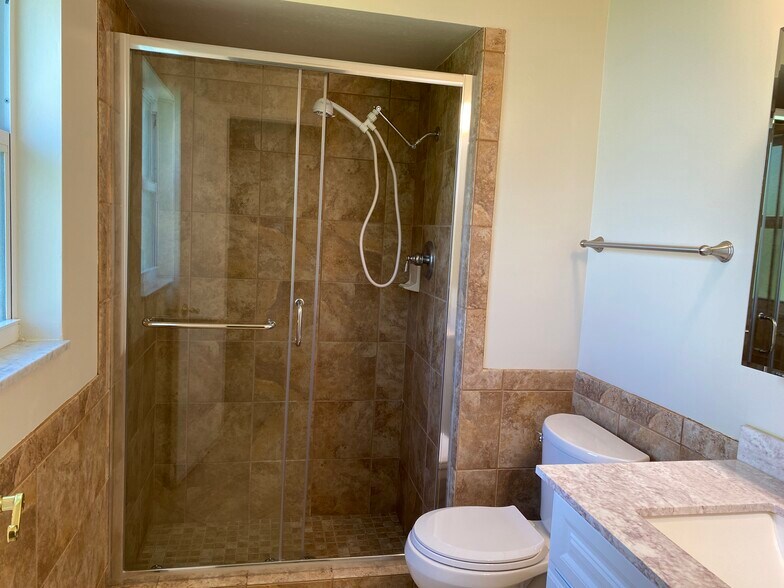 Master bath - 5652 Eichen Cir