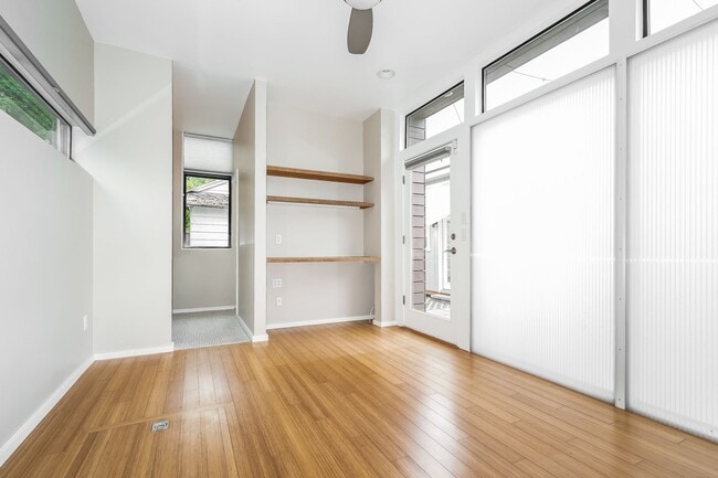 Building Photo - Inviting 3bed Seattle Home with Garage, Yard, and Parking!