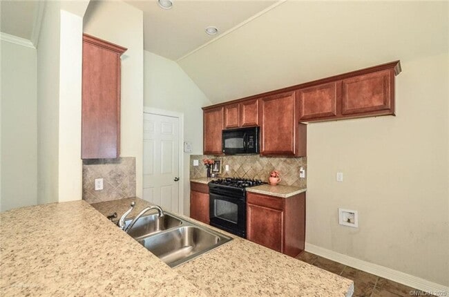 Building Photo - Savannah Place 3 Bed 2 Bath