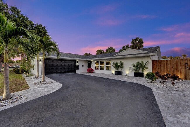 Building Photo - 707 W Boulevard Chatelaine