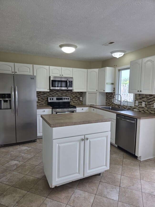 Building Photo - Beautiful 3-bedroom house available now